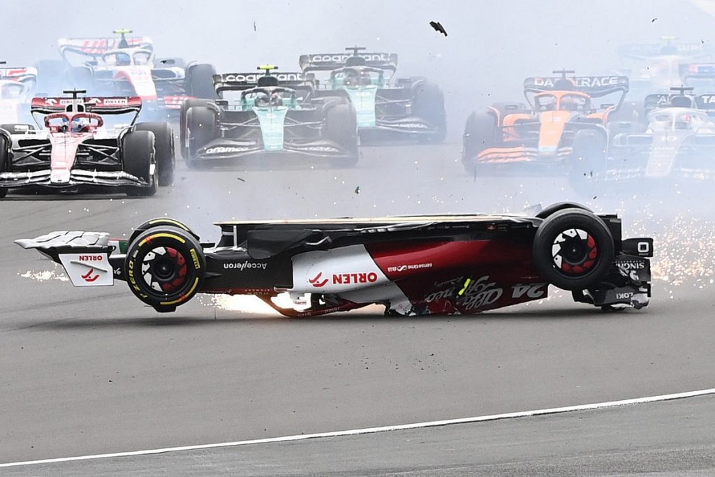 Der britische F1 GP Zhou Guanyu Crash in Bildern