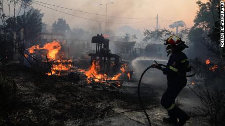 Ein Feuerwehrmann versucht am 20. Juli in Palini bei Athen, Griechenland, ein Feuer zu löschen.