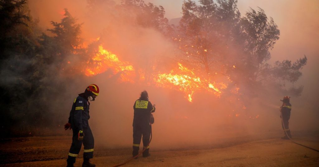 Griechische Waldbrände wüten in der Nähe von Athen;  Häuser, Krankenhausevakuierung