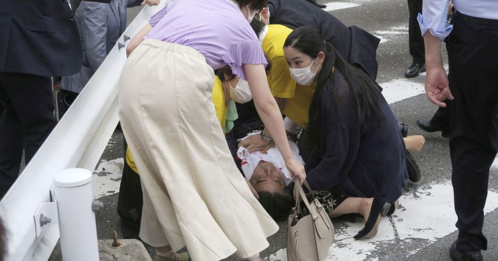 Shinzo Abe, der frühere japanische Premierminister, erschoss ihn und brachte ihn ins Krankenhaus