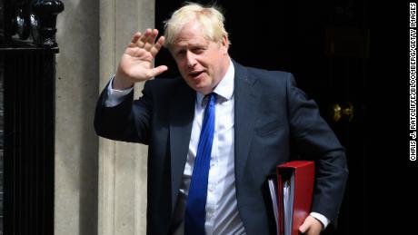 Boris Johnson hält an seinem Amt als Premierminister fest, nachdem Dutzende britische Gesetzgeber gekündigt und ihn zum Rücktritt aufgefordert hatten