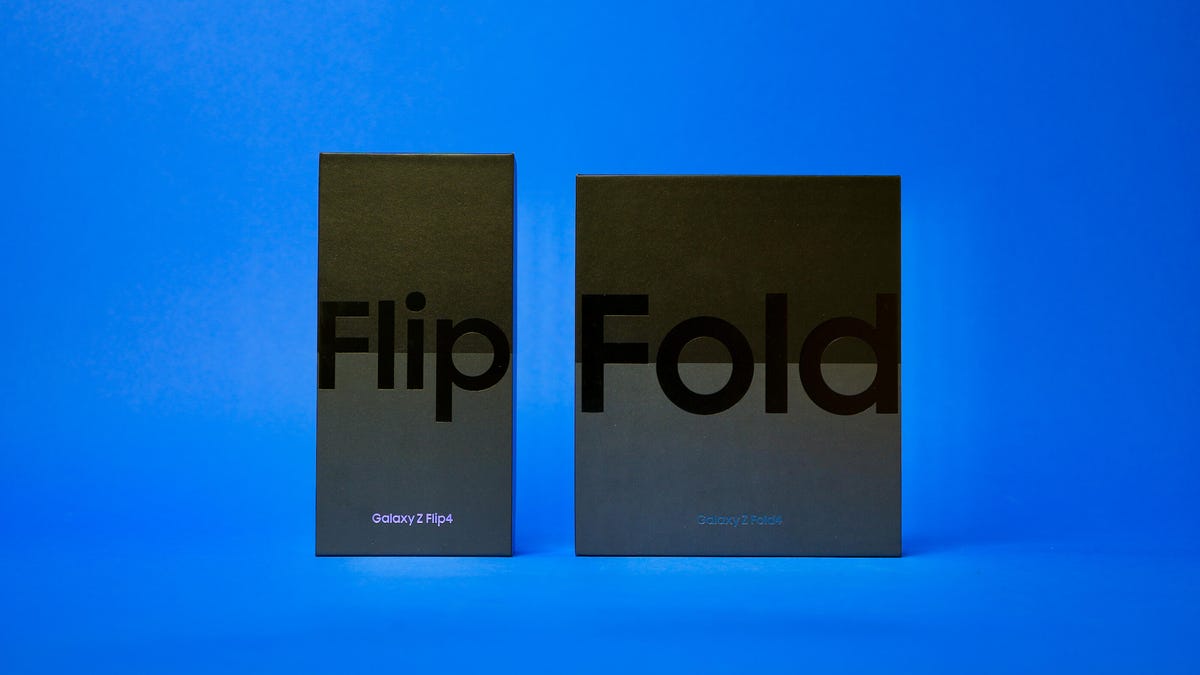Galaxy Z Flip 4-Box neben Z Fold 4-Box