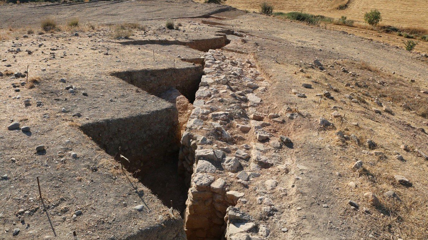 Zerbrochene Mauer versteckt unter einem alten Friedhof in Zypern.
