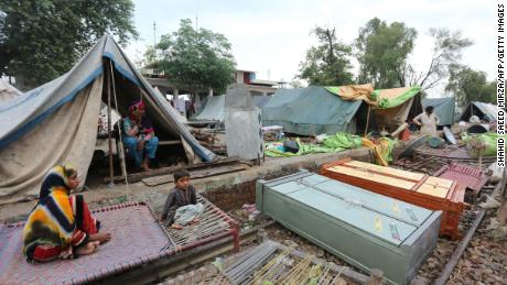 Die Bewohner suchen am 24. August Schutz in einem provisorischen Lager im Bezirk Rajanpur in der pakistanischen Provinz Punjab.