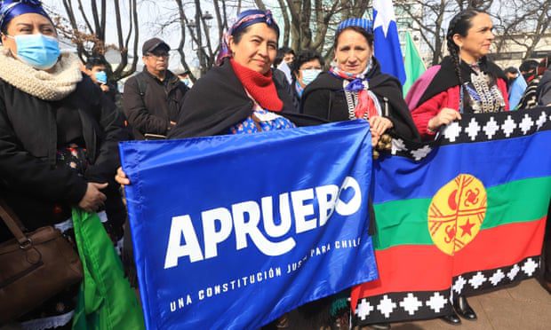 Indigene Mapuche tragen diesen Monat in Temuco, Chile, Flaggen der Zustimmung zur neuen Verfassung.