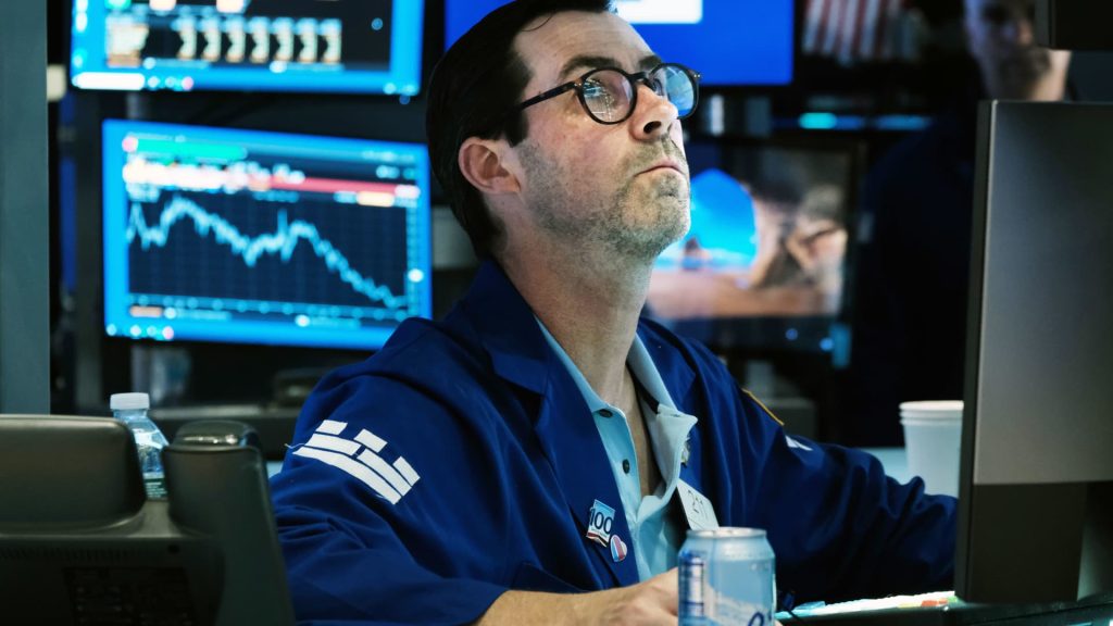 Die Aktien fallen, während die Wall Street darum kämpft, wieder Fuß zu fassen, und der Technologiesektor verlangsamt sich