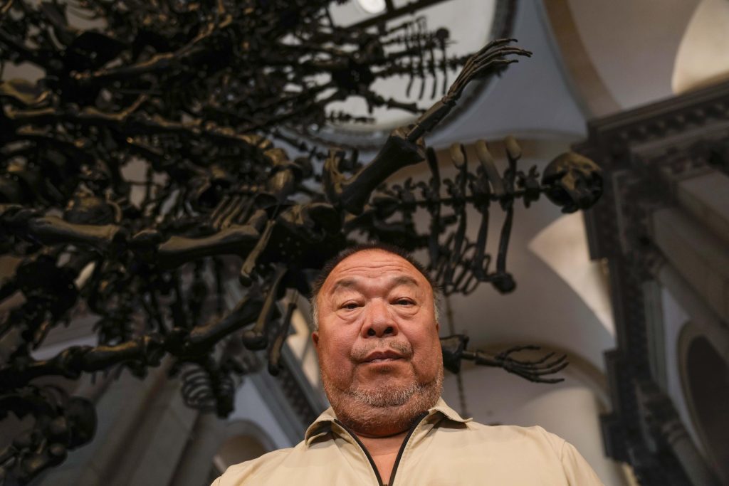 Schauspielerin Ai Weiwei warnt vor Überheblichkeit in „schwierigen“ Zeiten