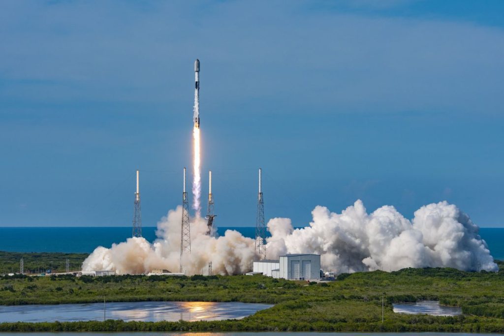 Sehen Sie, wie SpaceX am Freitag 53 Starlink-Satelliten startet und eine Rakete im Meer landet