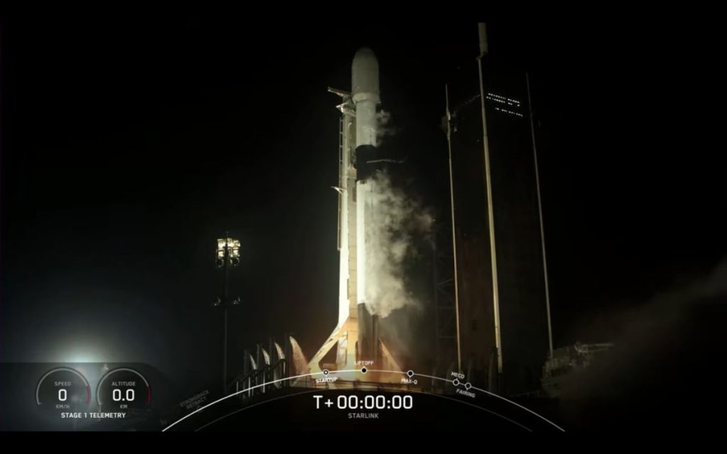 SpaceX startet 52 Starlink-Satelliten, eine landgestützte Rakete ins Meer