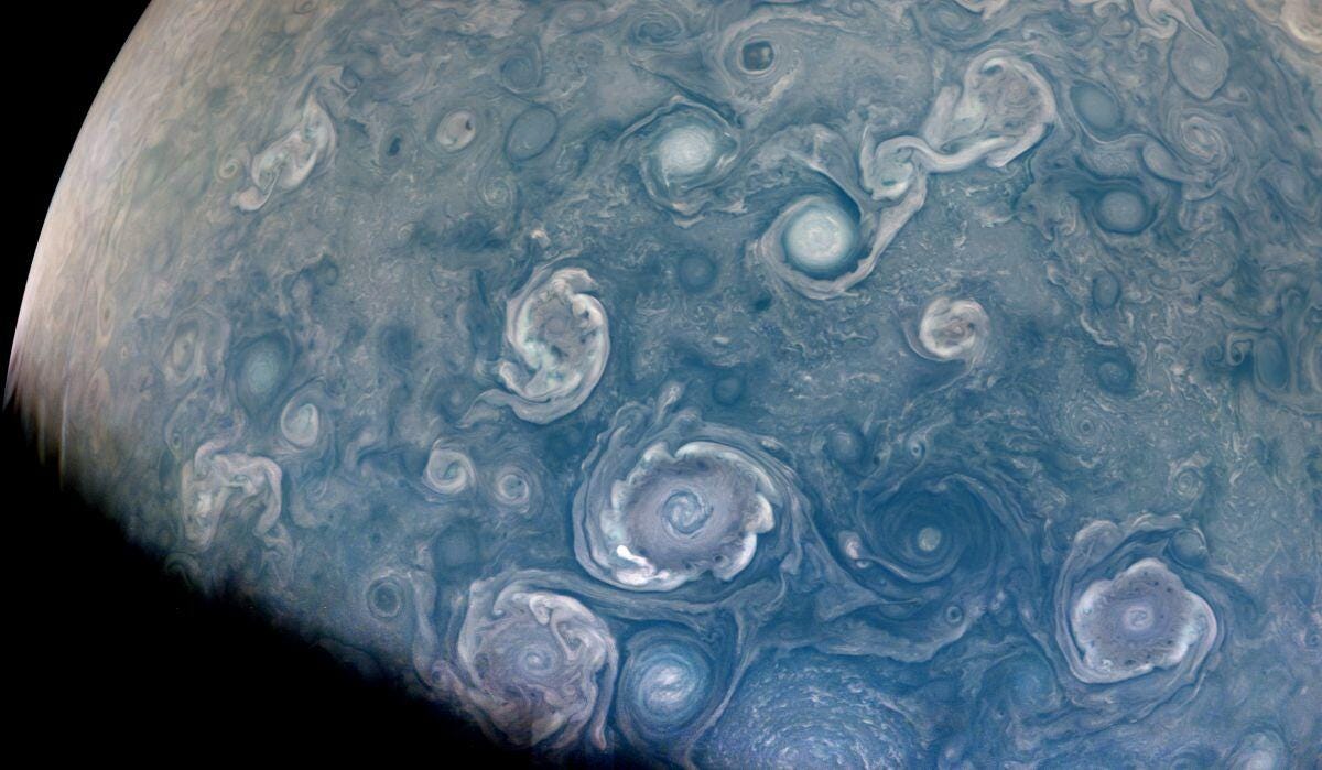 NASA-Bild von wirbelartigen Wirbeln, die riesige Stürme auf Jupiter darstellen.