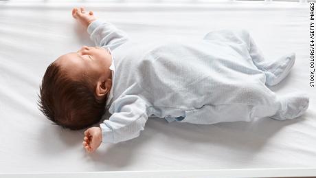 Die neuen Richtlinien für sicheren Schlaf für Kinder betonen kein Beischlafen, Krippenverkleidungen oder geneigte Produkte