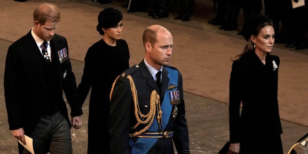 Prinz Harry und Meghan Markle werden dafür kritisiert, Händchen gehalten zu haben
