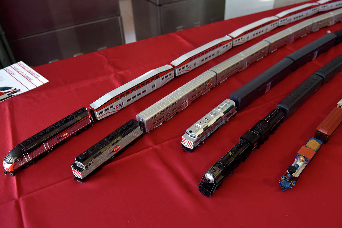 Die Modelleisenbahnen in Terminal 4 und King's Station zeigen im Laufe der Jahre verschiedene Versionen von Caltrain. 