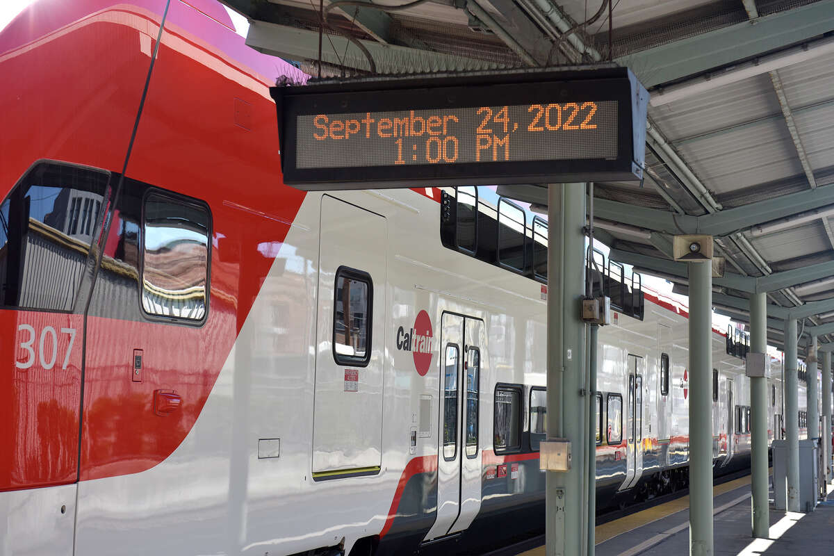Eine Seitenansicht des neuen Elektrofahrzeugs von Caltrain, das am Samstag während einer Medienvorschau am Terminal 4 und an der King's Station in San Francisco gezeigt wurde.  24. September 2022. 