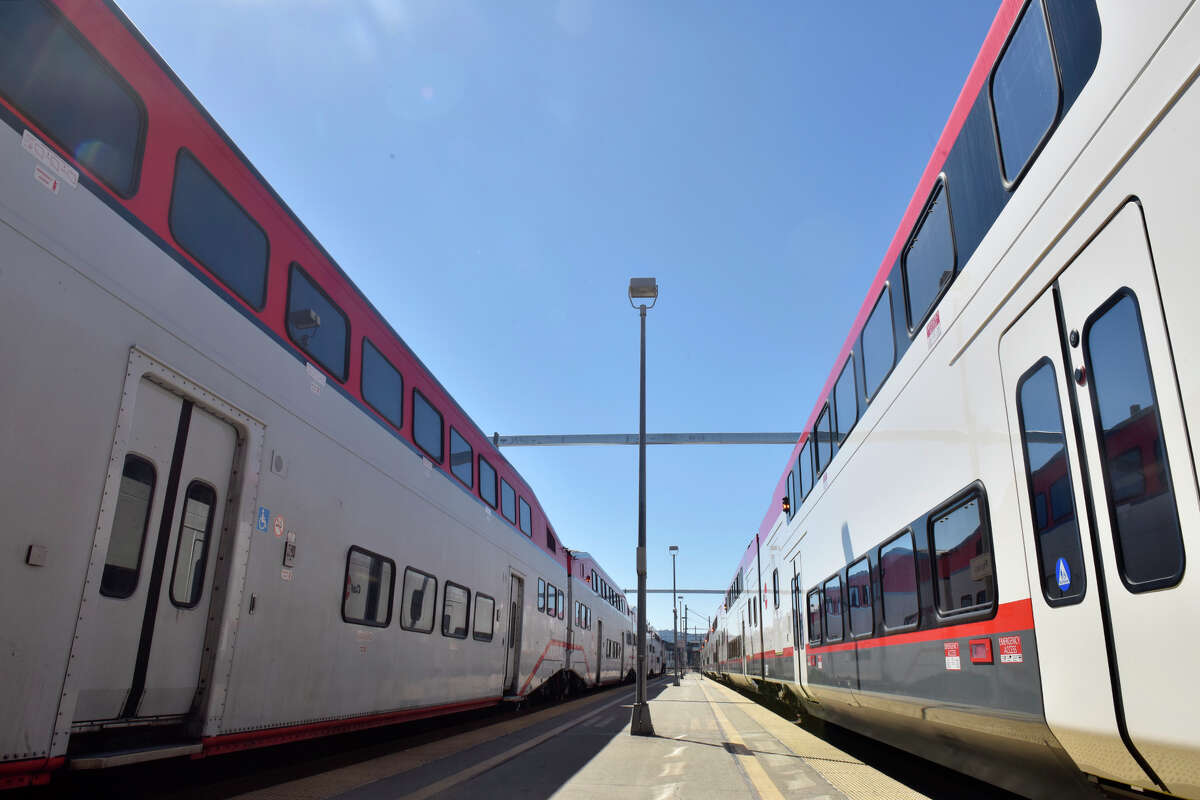 Ein älteres Modell von Caltrain, links, sitzt am Samstag gegenüber der neu vorgestellten Monorail, rechts, an der 4. und King Station in San Francisco.  24. September 2022. 