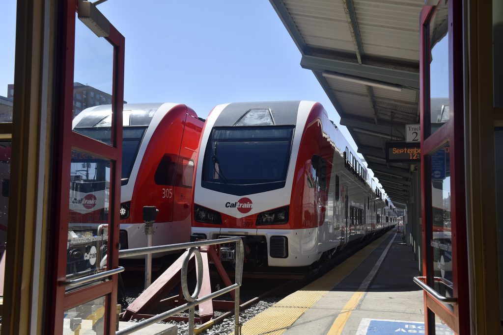 Caltrain stellte seine neue Flotte elektrischer Züge in San Francisco vor