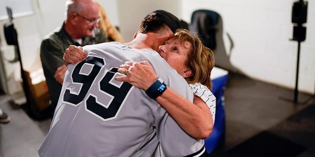 Aaron Judge von den New York Yankees umarmt seine Mutter.