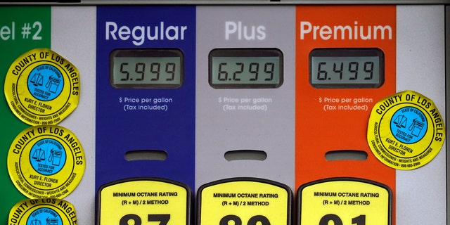 An einer Full-Service-Tankstelle in Beverly Hills, Kalifornien, werden am Sonntag, den 7. November 2021, hohe Benzinpreise ausgeschrieben. Der Durchschnittspreis für Normalbenzin in den Vereinigten Staaten ist in den letzten zwei Wochen um 5 Cent auf 3,49 $ pro Gallone gestiegen.  (Foto von Associated Press/Damien Devarganis)