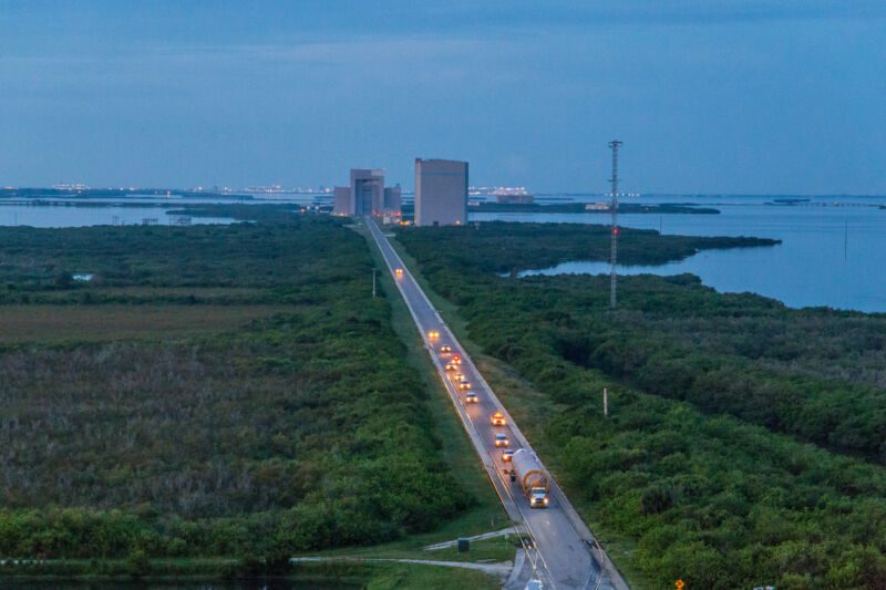 Die United Launch Alliance verlegt ihren Atlas V-Booster am Montag, den 26. August, in die vertikale Integrationsanlage neben dem Space Launch-41-Komplex auf der Cape Canaveral Space Force Station.