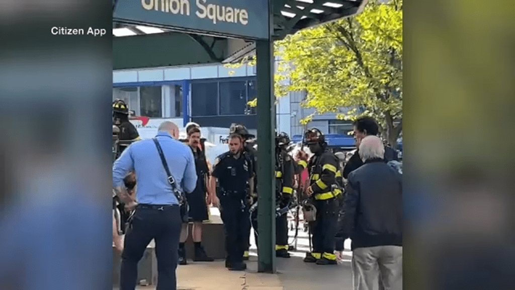 New Yorker U-Bahn-Kriminalität: Strabanger fliehen aus einem Zug, nachdem Passagiere bei einer Schlägerei auf dem Union Square Pfefferspray benutzt hatten