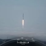 SpaceX startet 52 Starlink-Satelliten und landet eine Rakete auf einem Schiff im Pazifischen Ozean