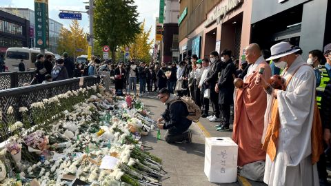Trauernde ehren die Opfer der tödlichen Halloween-Menge in Seoul am 31. Oktober 2022. 
