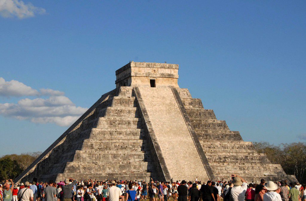 Touristen versammeln sich unter der Pyramide von Chichen Itza in Merida
