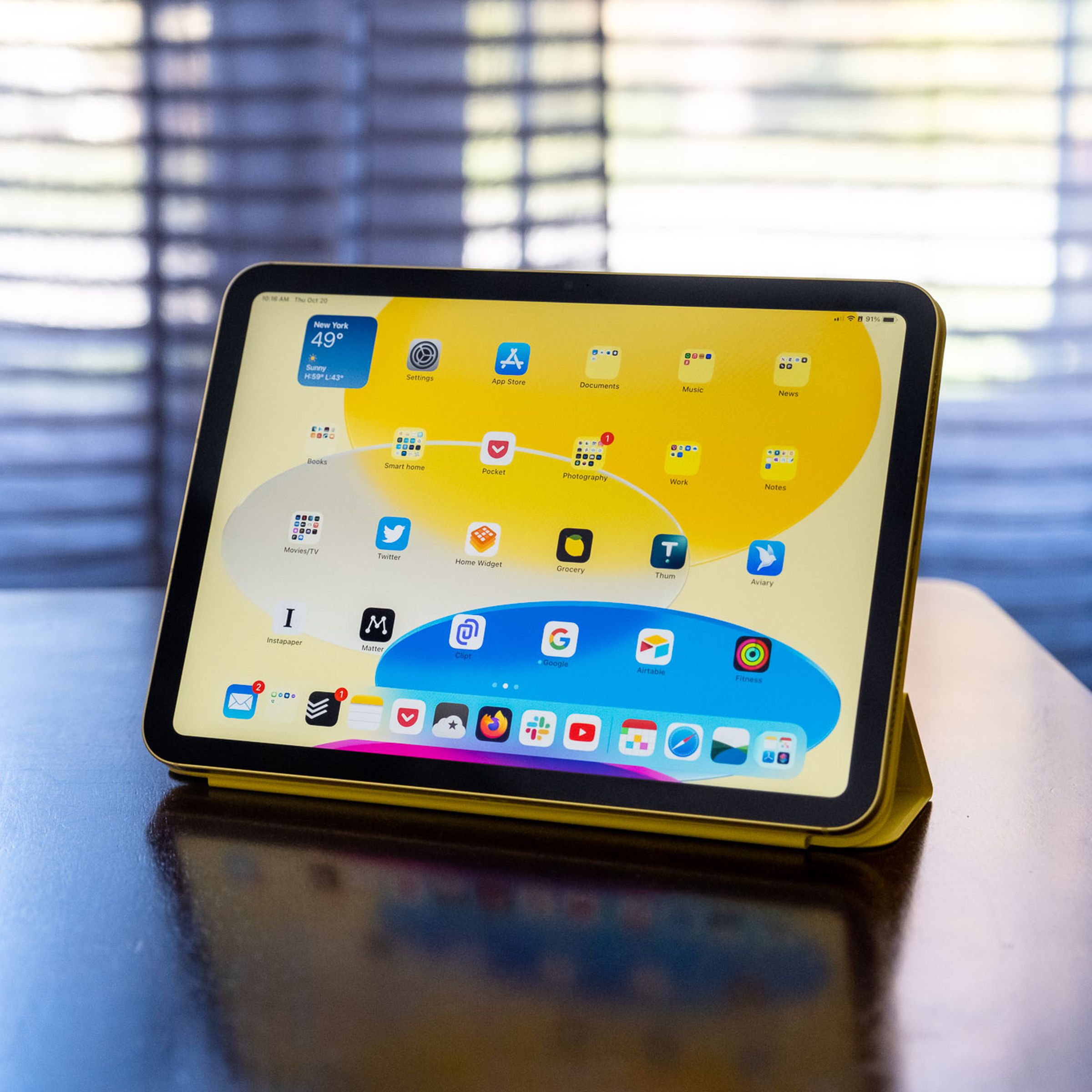 Ein iPad der 10. Generation in einem Apple Smart Folio auf einem Holztisch.