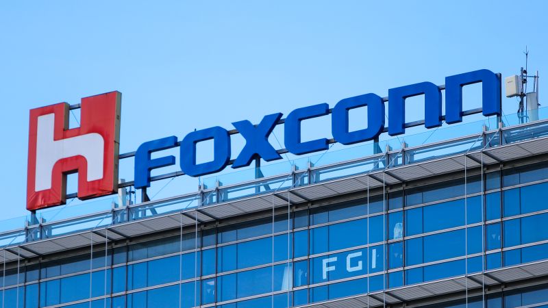 ZHENGZHOU, China: Demonstranten in einer Foxconn-Fabrik stoßen mit der Polizei zusammen, Videos tauchen auf