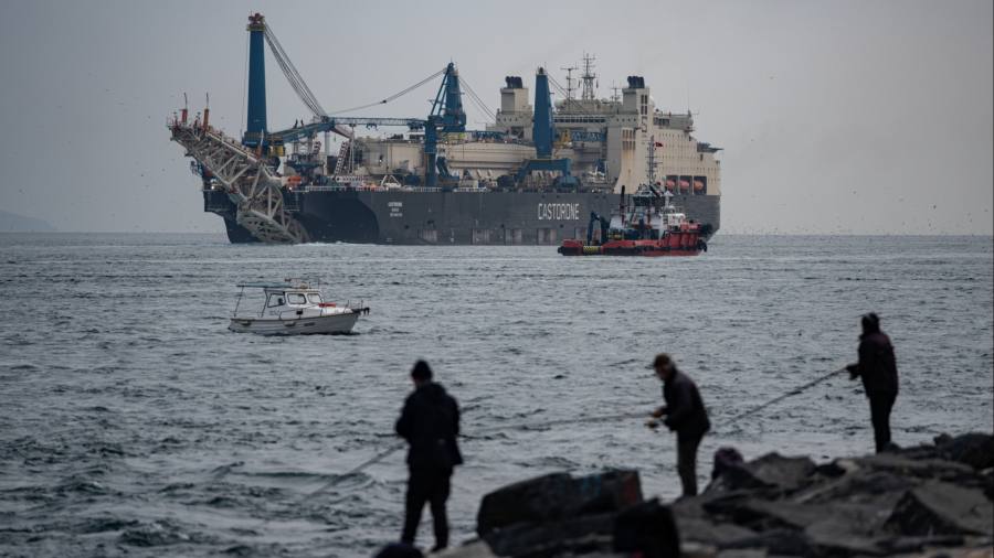 Ein Öltanker staut nach Beginn der russischen Öldeckelung vor der Türkei