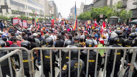 Polizisten stehen Wache, als sich Menschen vor dem peruanischen Kongress versammeln, nachdem Präsident Pedro Castillo angekündigt hatte, die Versammlung am 7. Dezember aufzulösen.