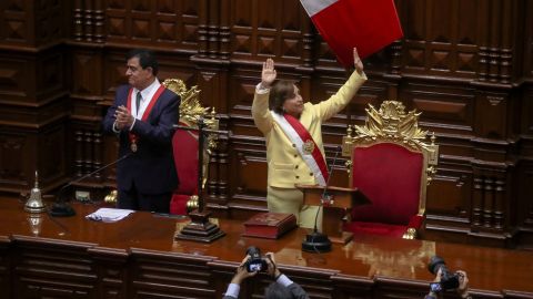 Die peruanische Vizepräsidentin Dina Boloart nimmt an der Vereidigungszeremonie in Lima, Peru, teil. 
