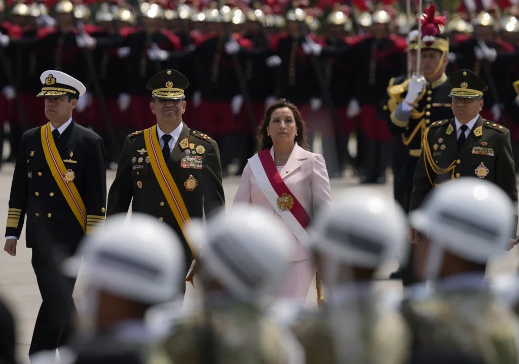 Perus neuer Präsident erscheint mit der Armee, um seine Macht zu festigen